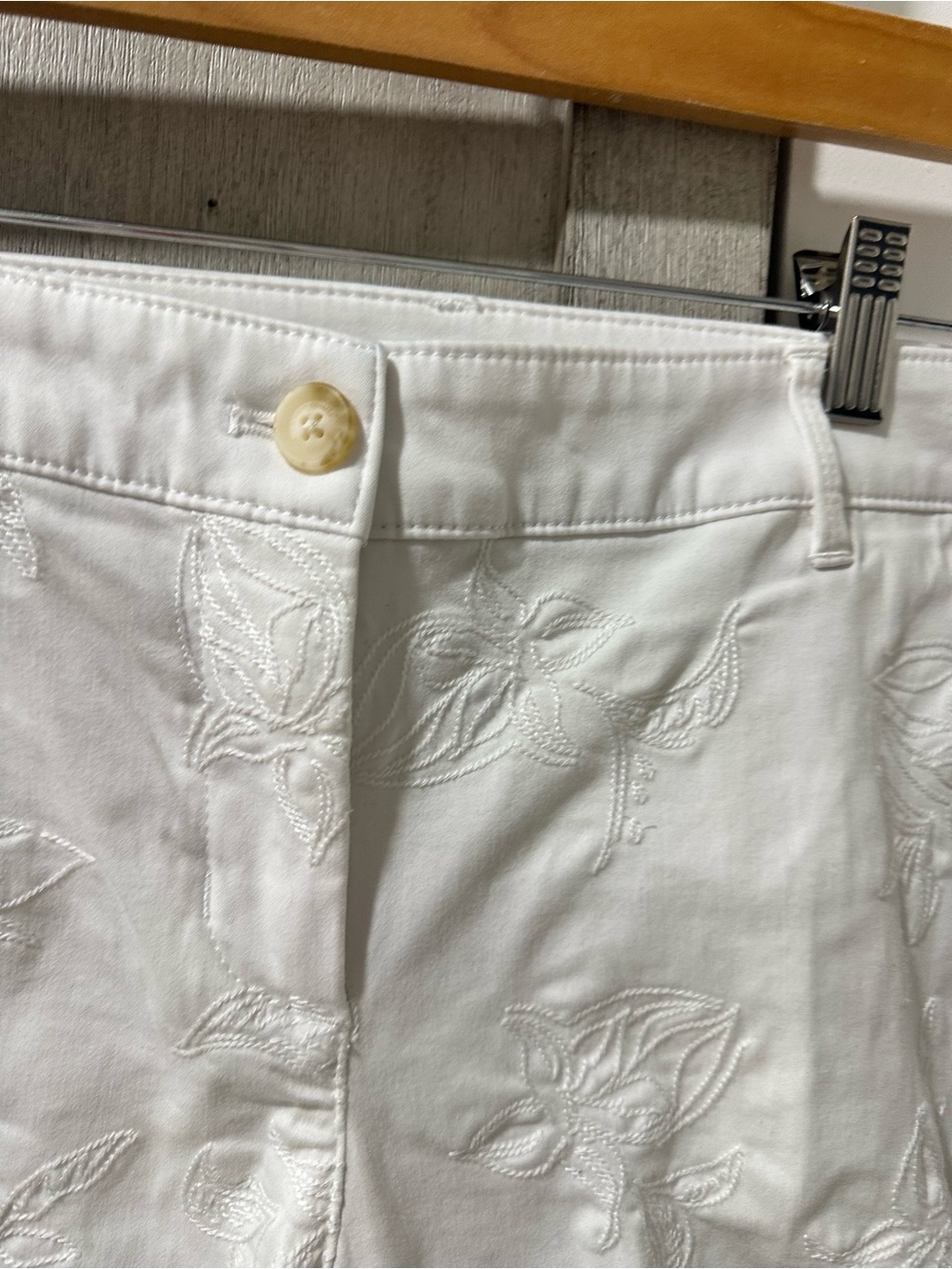 Tommy Bahama White Floral Embroidered Bermuda Shorts Size 6 Coastal Resort - Picture 4 of 8